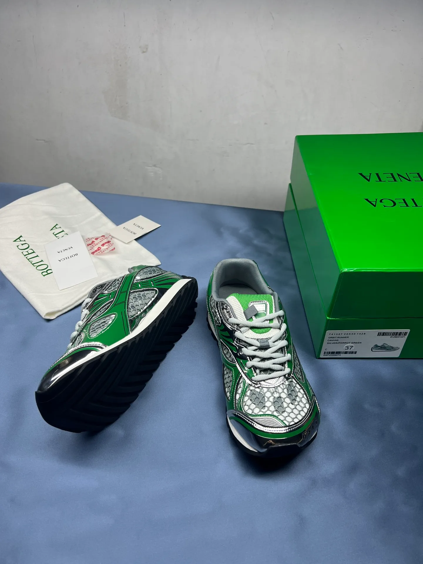 👟👟Ex-factory price 600👟👟 Men's size +10 Real photos 🔥🔥BV Orbit sneakers Wang Yibo's same style couple's dad shoes Runner sneakers, made of lightweight technical mesh fabric. Matched with geometric pattern designed rubber outsole, Wang Zha series high version. Look for the package technology. It is actually a lot taller, but the legs are still slim. Very nice, playable and durable. Matched to the standard💯 Package shoe technology. Look for the high version. The outsole is made of color-blocked TPU outsole. Women's model 35 36 37 38 39 40 41 42 (40 41 42 43 44 45 customized) (Customer logo can be accepted without refund or exchange at a favorable price) Equipped with original packaging